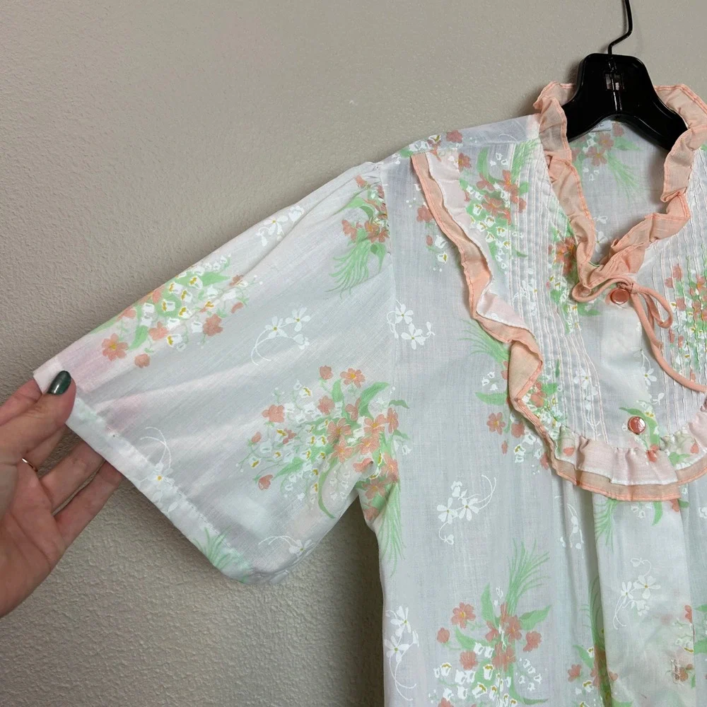 Vintage Robe Womens Small White Pink Floral Ruffle Pintuck Housecoat Cottagecore